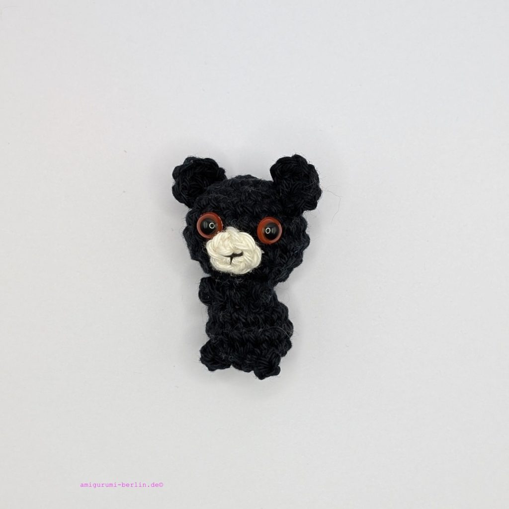 ein schwarzer gehäkelter Bär - a black crocheted bear