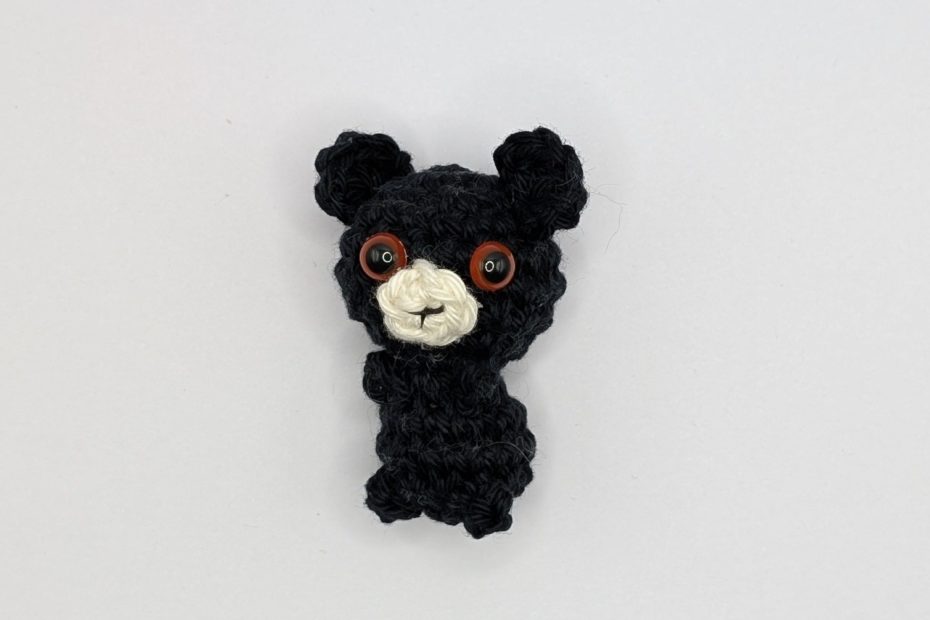 ein schwarzer gehäkelter Bär - a black crocheted bear